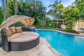 Tropical Oasis Located Near Lake With Pool and Hot Tub